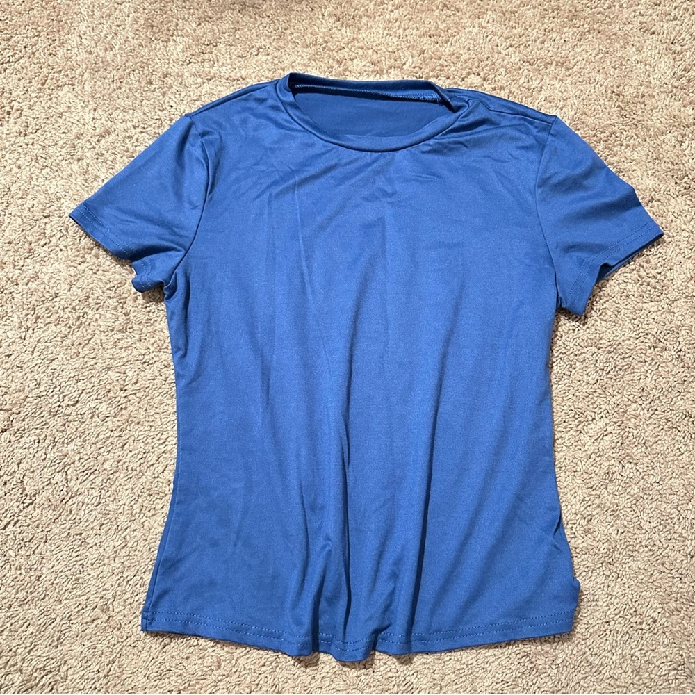 LIKE NEW Basic Top - Picture 2 of 3